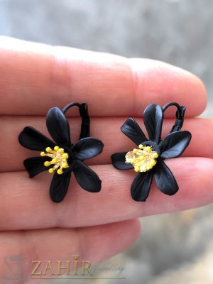 Уникални олекотени метални обеци цветя в цвят черно мат с позлатени тичинки, размер 2,5 на 2,8 см, френско закопчаване- C1052